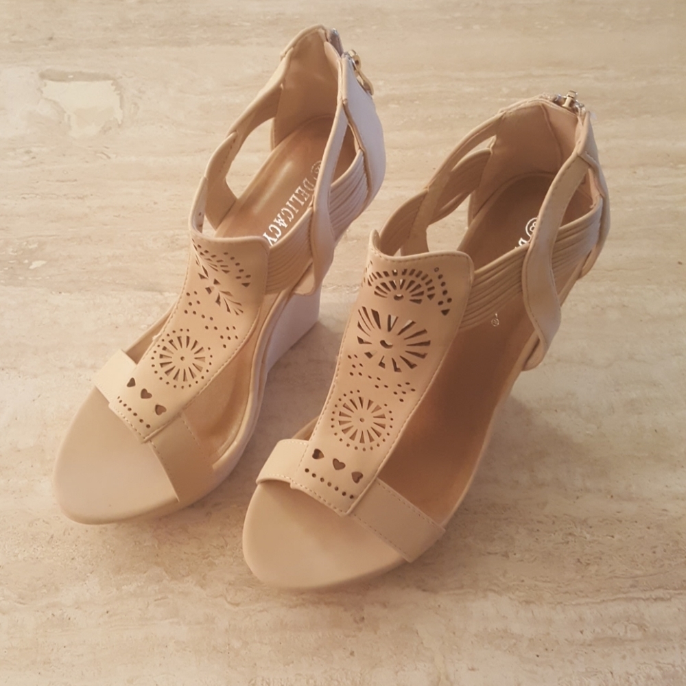 Beautiful shoes high wedge nice shape